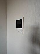 【インターホン】モニター付きインターホンなので、開ける前に来訪者をチェックできます