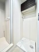 【洗面】室内洗濯機置き場。洗濯機スペースの上には棚もあり便利です