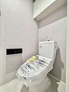【トイレ】うれしい洗浄機能付き暖房便座です。上部にはトイレットペーパーなどをストックできる棚がついています