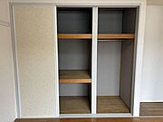 豊富に収納出来る押入れタイプです。仕切り棚があり収納力効率を高めた設計です。
