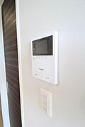 テレビモニター付きイヤホンでセキュリティもバッチリです！