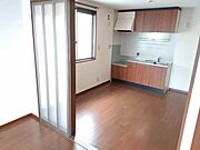 清潔感のあるホワイト基調のクロスと、落ち着いた木目のフローリングです。