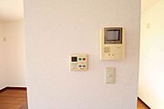 201号室　来訪者の顔を見て話せる安心のモニター付インターホンです。
