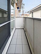 バルコニーがありますので、お洗濯の際に便利です。