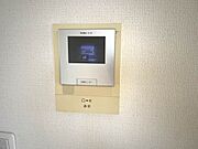 来訪者の顔を見て話せる安心モニター付きインターホン。