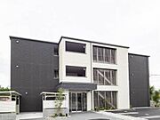 【外観】3階建てのマンションです。建物敷地内に駐車場があります。