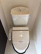 トイレは洗浄機能付き便座を設置