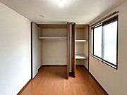 ハンガーパイプ・枕棚も設置。