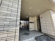 【共用部】ライトアップされておしゃれなアプローチです。