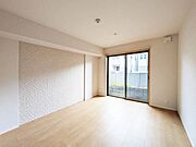 掃き出し窓でテラスに繋がるリビングです
