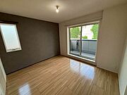 バルコニーへとつながる大きな掃き出し窓がある洋室です。