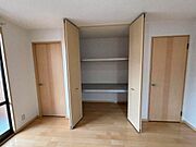洋室にある収納スペース。荷物の多い方に心強い味方です。