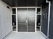 共用玄関はオートロック／宅配ボックスがあります。