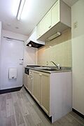 キッチンの色は、シンプルで清潔感が出る白をベースに。