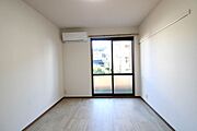 南向きの陽当たり良好な部屋です。