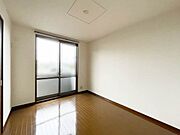 バルコニーへつながる大きな窓があります。