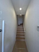 【階段】手すり付きの階段で上り下りをサポートします