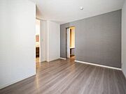 7．1帖の洋室にはカウンター付きのウォークインクローゼットがございます。