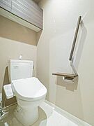 うれしい洗浄機能付き暖房便座です。上部にはトイレットペーパーなどをストックできる棚がついています。