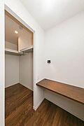 【ウォークインクローゼット】洋室にあるウォークインクローゼット収納です。荷物の多い方に心強い味方です。ワークスペースもございます。