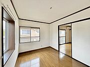 明るいお部屋、床はフローリング。