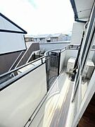 広めのベランダで、洗濯物もたっぷり干せます。