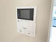 この写真は別物件の写真です。このプランと同じ施工を予定してます。室内は白色ではなくこげ茶色を予定しております。