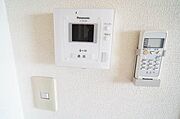 扉を開けずに訪問相手が確認できるので安心！