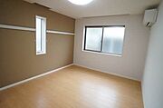 部屋によって違うアクセントクロス♪照明・エアコンももちろん標準設備です。
