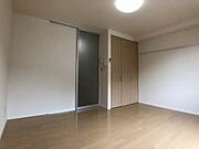 収納付きの洋室です。