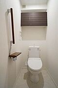 トイレには手摺や収納が備えられております