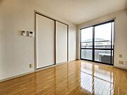 白基調のお部屋は、日当たりも良好で快適に過ごせます。