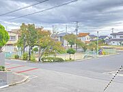 近隣の公園とバス停留所
