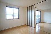 明るい色のフローリングでお部屋全体も明るく！