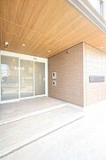 共用玄関にはオートロック採用。