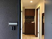 アクセントクロスで落ち着いた印象のほっとする玄関です♪