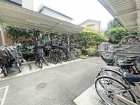 【駐輪場】屋根付きなので、自転車が雨に濡れることや直射日光から守ることができます。2段式のサイクルラックが設置されています。