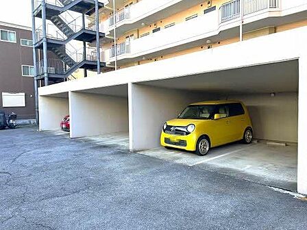 【駐車場】マンション敷地内には駐車場が設けられています。空き状況や料金など、詳しくはお気軽にお問合せください。/2025年12月撮影