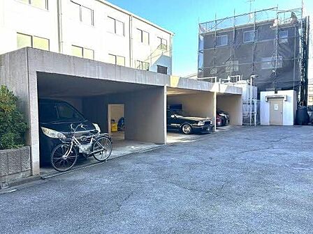 【駐車場】敷地内の駐車場の様子です。駐車場に加え、バイク置き場も設置されています。詳細はお問合せください。/2025年12月撮影