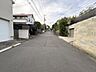その他：【前面道路含む外観】地下車庫は車の盗難防止にも役立つ、シャッター付き。横浜市立あざみ野第二小学校まで徒歩8分(約570m)、子育て世帯におすすめな住環境です。/2026年9月撮影