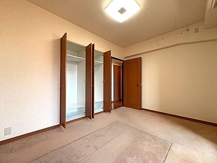 【洋室/約6.4帖】バルコニーに面している居室です。クローゼットが2つ設けられているため、季節や用途ごとに分けて衣類などを収納することができそうです。/2026年1月撮影