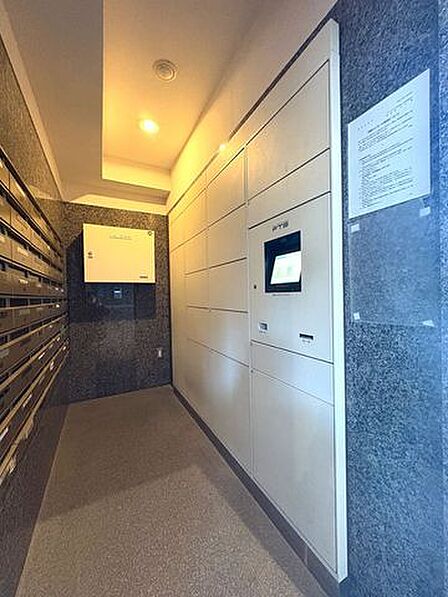 【宅配BOX】宅配BOXが設置されており、不在時でも荷物を受け取ることができます。お仕事などで在宅時間が不規則な時にも重宝しそうです。/2026年1月撮影