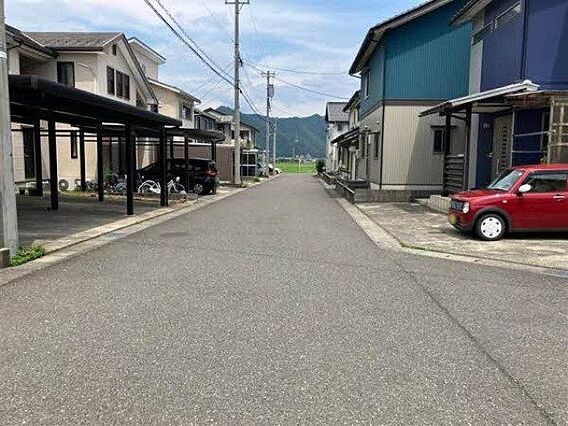 東側前面道路