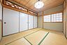和室：【3階和室/約6.0帖】開口部は東側です。北側に、彫刻欄間が施されています。
