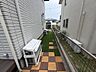 その他：【現地写真】東側の様子です。室外機が設置されています。