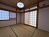 和室：【和室/約6.0帖】2面採光です。玄関ホールより出入り可能な独立した居室で、客間など用途に合わせてご利用いただけます。