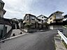 その他：【前面道路含む現地写真】第一種低層住居専用地域内に位置しています。前面道路は、幅員約6.0mの公道です。