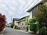 その他：【前面道路含む現地写真】幅員約5.0mの公道に面しています。周辺は戸建が建ち並ぶ住宅街です。第二種中高層住居専用地域内に位置しています。