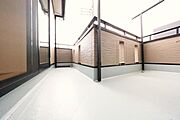 L字バルコニーです。   広々とした延床面積90.05m2の居室空間、更に広さ1坪以上の浴室はゆったり足を伸ばして充実のリラックスタイムを作ります。