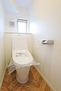 １階、トイレです。（手洗い付です。）●　住宅ローンご相談承ります。 【例】車のローンが残っているけど、借入できる？●本物件は、土砂災害警戒区域外となっております。【秦野市ハザードマップに基づきます。】